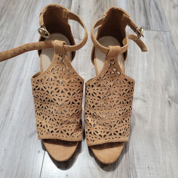 Aldo Vizzola heeled peep toe sandal. Approx 5” stiletto heel, 1” platform. - Picture 3 of 10